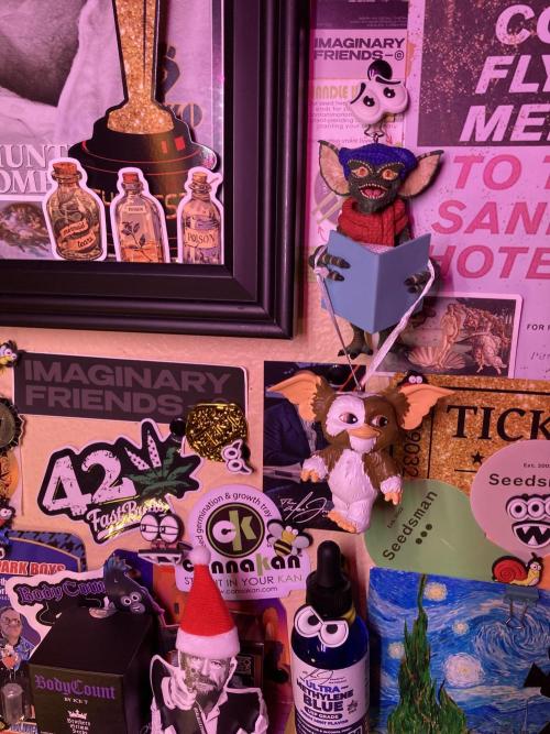 🥊🥧🍧🐐☕️🐓🔩🍌. Week 3 - 12/25 two gremlin props new🎄🎅