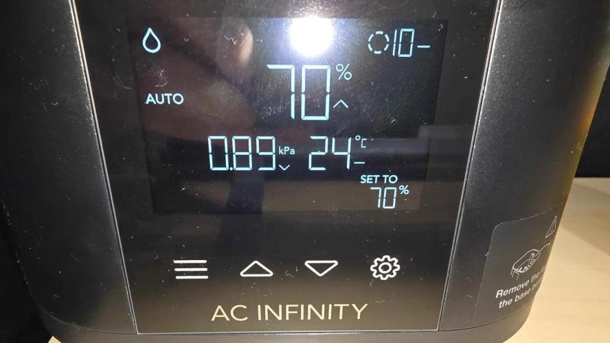 Selektierter Smarter Premium Caligrow. Week 0 - für perfekte Wurzelbildung halte ich die Feuchtigkeit und Temperatur so 