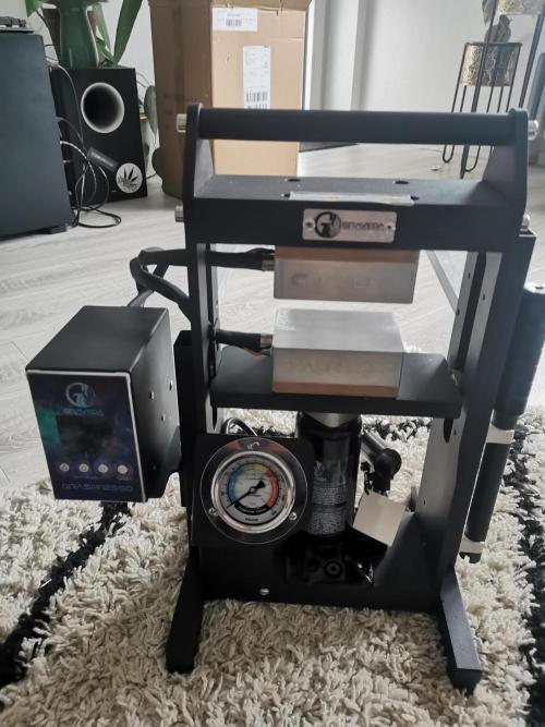 End of Photoperiodics grow. Week 22 - I love my new graveda 5t press. Look at that beauty.