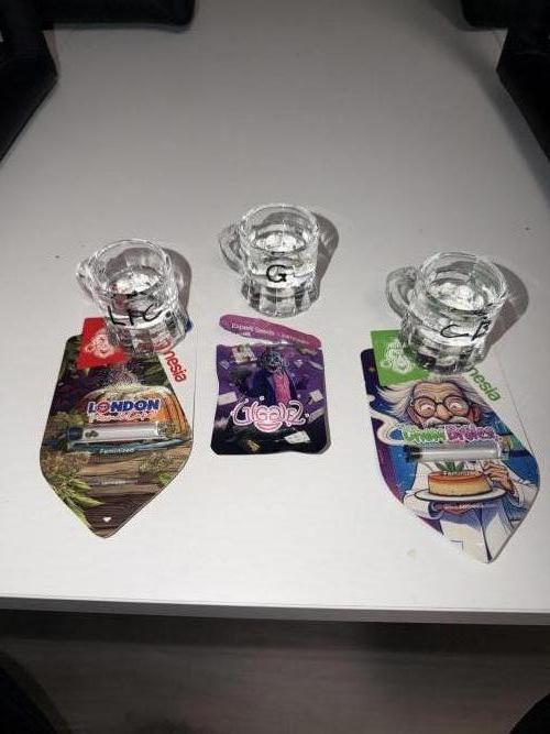 Athena x Autopot x Gigglez. Week 0 - Nach 48 Stunden im Wasser haben sich 2 der Samen geöffnet, also ziehen sie jetzt in eazy Plugs um 