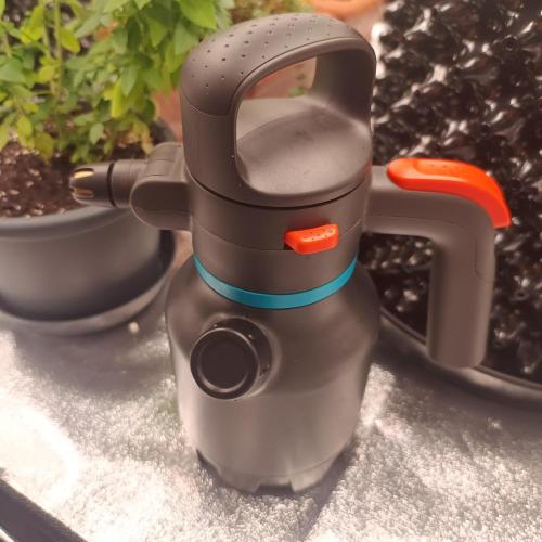 Break-up Cake AUTO 2x - beginner grow. Week 0 - Gardena pressure watering can - side