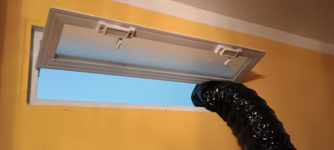 Tropicanna Banana. Week 8 - Mini okno do jídelny v mém kumbále. Otvor ven nemám 
