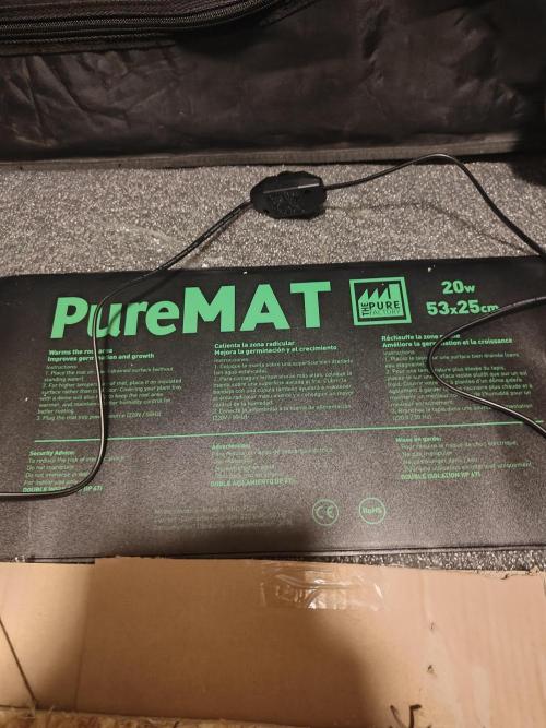 Herbal med adventure - Autopots. Week 1 - heat mat. tbh i can't recommend this one to any, it's a little bit too hot (when under light as well