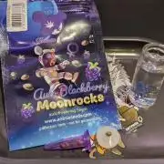 Schwarzes Mondgestein